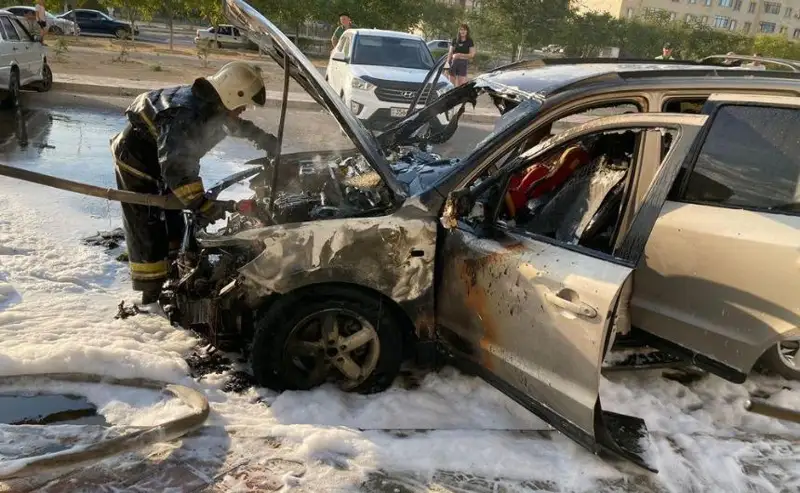Автомобиль загорелся в одном из дворов Актау