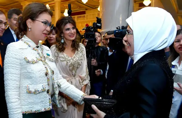 داريعا نازاربايەۆا ەمينە ەردوعانمەن كەزدەستى