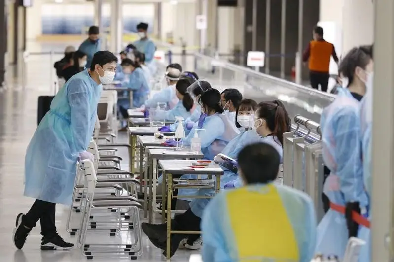 В Японии подтвердили первый случай заражения омикрон-штаммом коронавируса