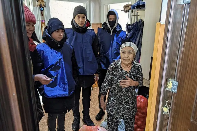 Qaıyrymdylyq aktsııasy: Abaı aýdanynyń turǵyndaryna azyq-túlik sebetteri taratyldy