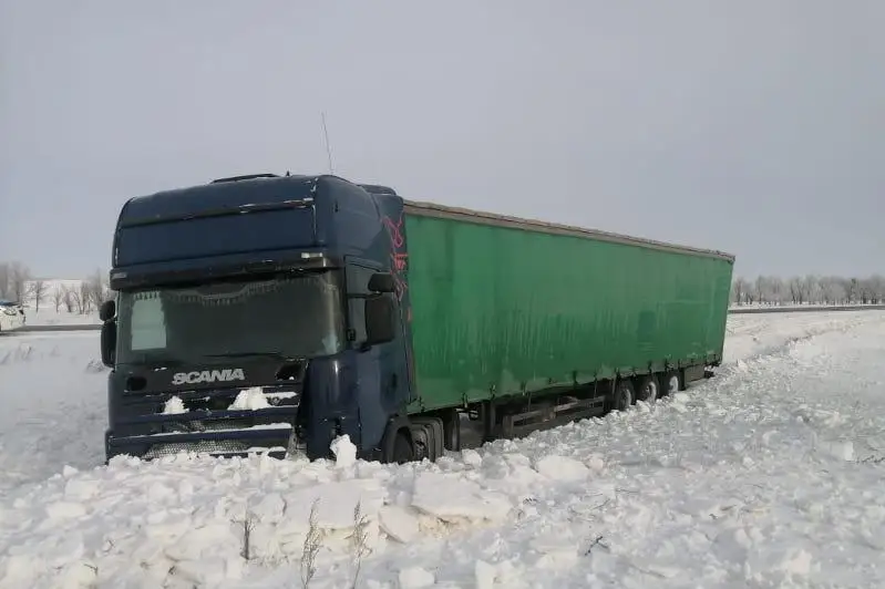 Пять часов провел в снежном заносе водитель фуры в СКО