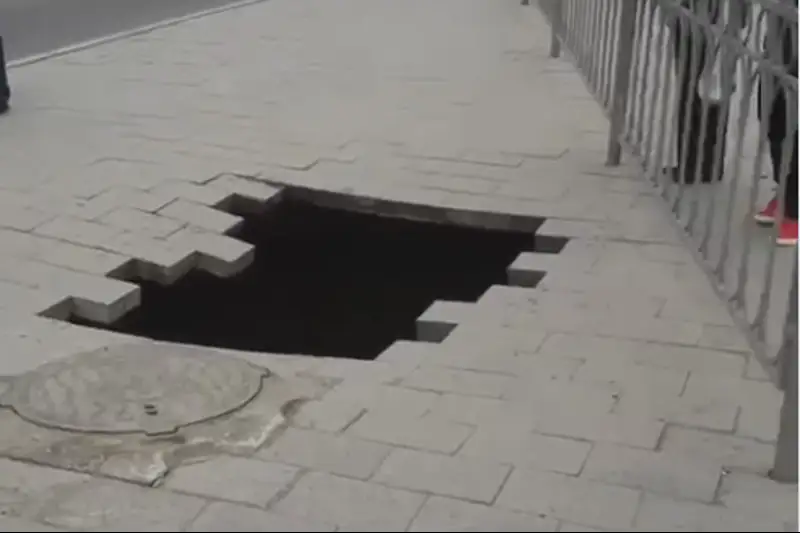 ەلوردادا جاياۋ جۇرگىنشى جولىندا ۇلكەن ويىق پايدا بولدى