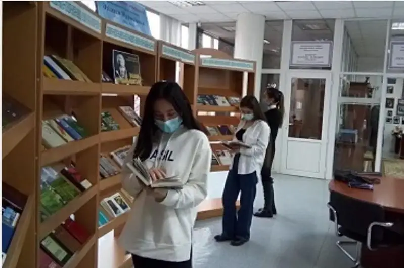 الماتىدا جازۋشى ءازىلحان نۇرشايىقوۆقا ارنالعان كىتاپ كورمەسى ءوتتى