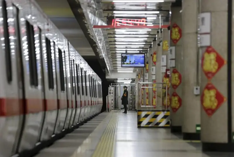 Более 100 станций Пекинского метрополитена закрыли из-за вспышки COVID-19