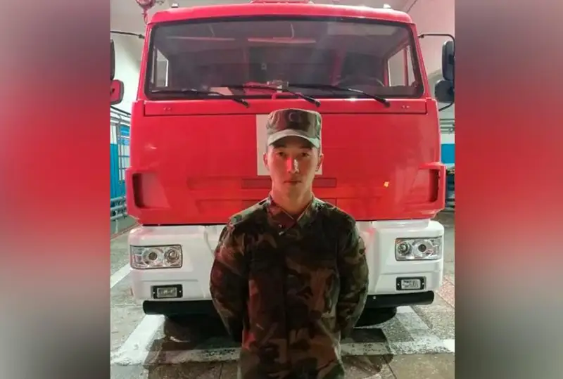 Спасатель МЧС спас людей из огня до приезда пожарных в Павлодарской области