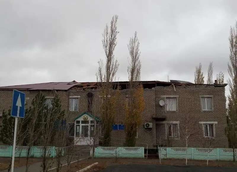Ветром унесло часть крыши здания отдела образования в Павлодарской области