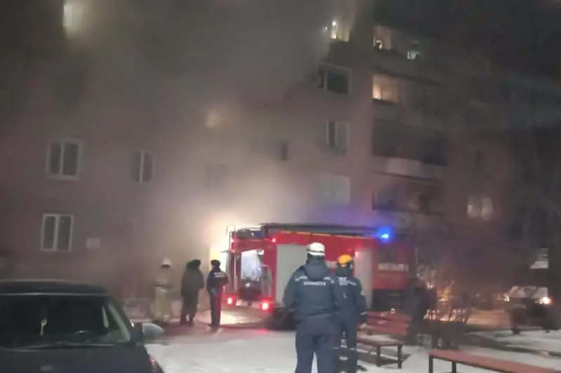 Шесть человек из огня спасли пожарные в Павлодаре