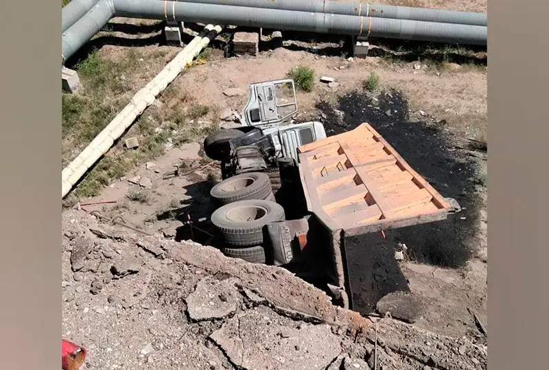 Грузовик упал с моста в Жезказгане