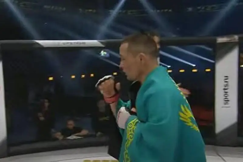 Казахстанец за три минуты заставил сдаться соперника на турнире MMA