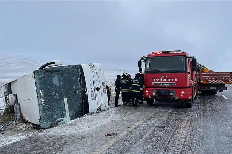 Túrkııada týrıster mingen avtobýs aýdarylyp,  5 adam kóz jumdy