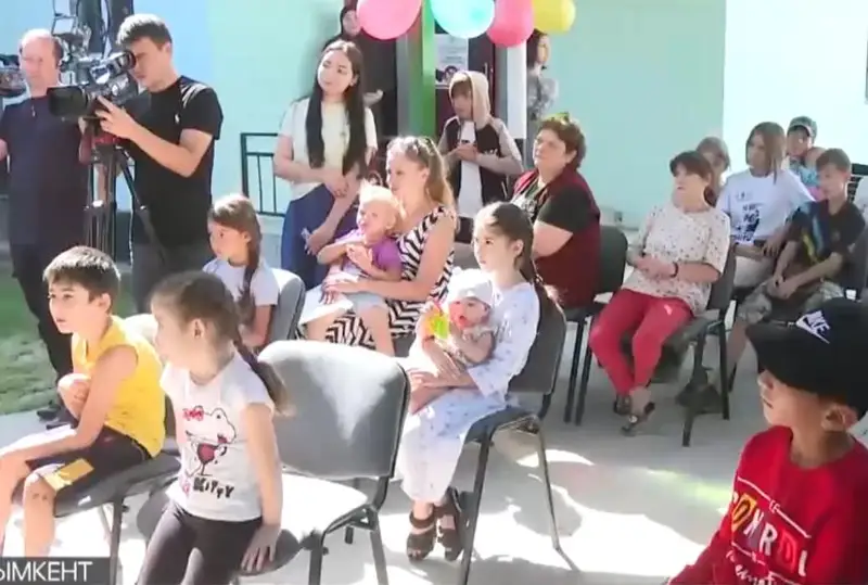 Детям без гражданства помогают подготовиться к учебному году в Шымкенте