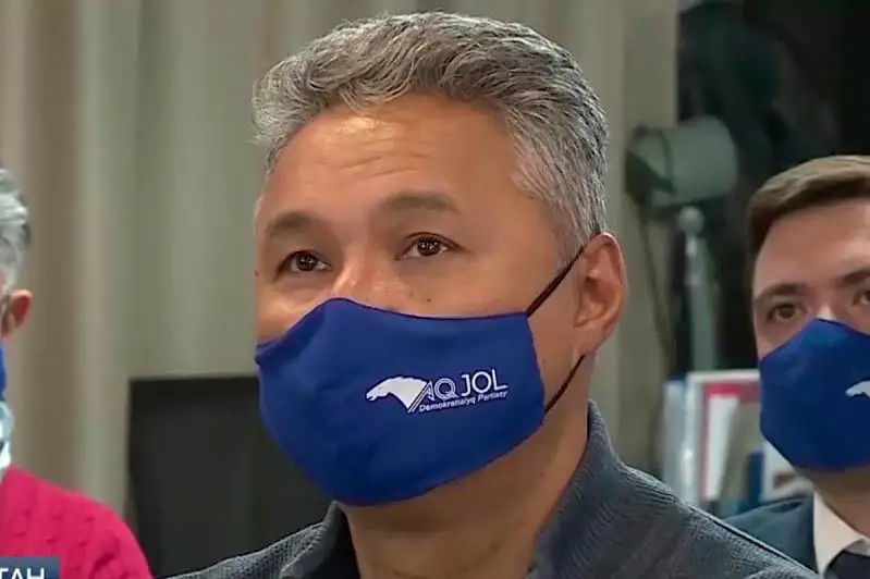 «اق جول» پارتياسىنىڭ ءتوراعاسى ساياسي ۇيىمدى قولداعاندارعا العىس ءبىلدىردى