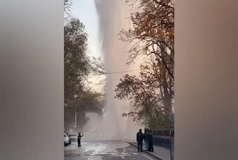 Порыв тепломагистрали по улице Шарипова устранили в Алматы