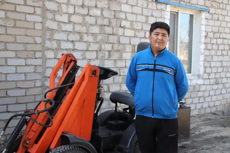 ونەرتاپقىش قازاق ازاماتى جۇك تيەگىش تراكتور قۇراستىردى