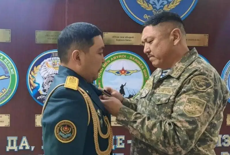 Военнослужащего наградили медалью за спасение людей при пожаре в Алматы