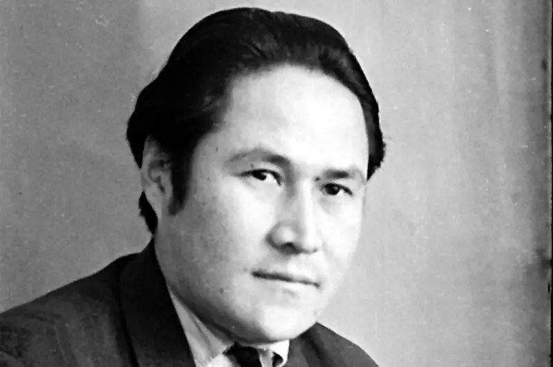 مۇقاعالي ولەڭدەرى قازاقتىڭ ءدال وزىندەي قاراپايىم، قۇيىلىپ تۇسە سالعان