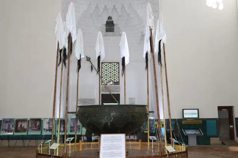 قوجا احمەت ياساۋي كەسەنەسىندەگى تۋلار تاريحي ورنىنا قويىلدى