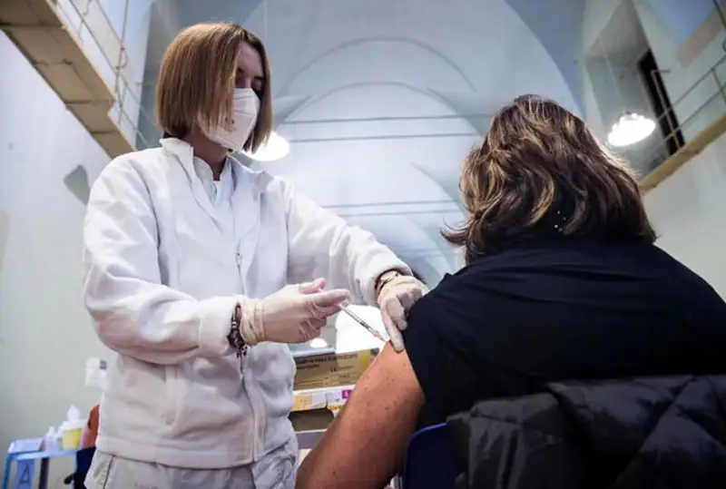 Четвертую дозу вакцины против COVID-19 призывают получить в Италии