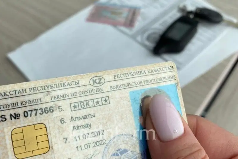 قازاقستاندا جۇرگىزۋشى كۋالىگىن كورسەتۋ مىندەتتى بولمايدى - زاڭ جوباسى