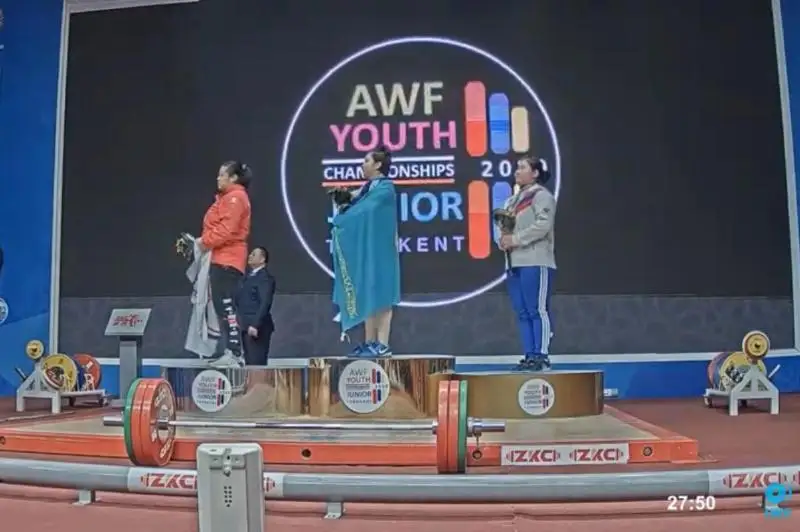 قازاقستاندىق ەكى بويجەتكەن اۋىر اتلەتيكادان ازيا چەمپيونى اتاندى