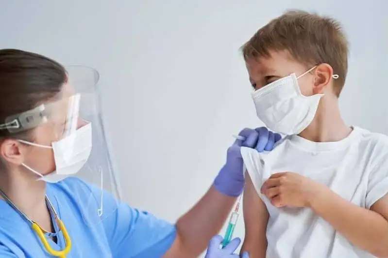 Koronavırýs: Eýropada 5 jastan asqan balalarǵa vaktsına salyna bastady