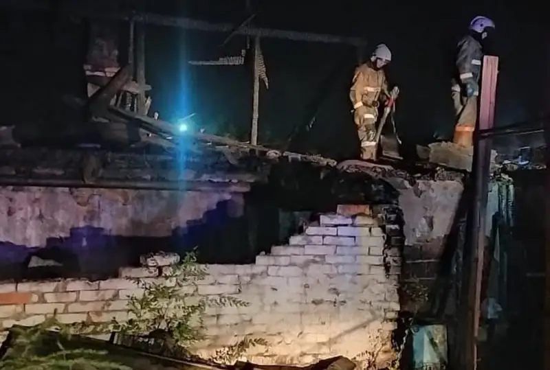 Qaraǵandyda órtengen úıden er adamnyń máıiti tabyldy