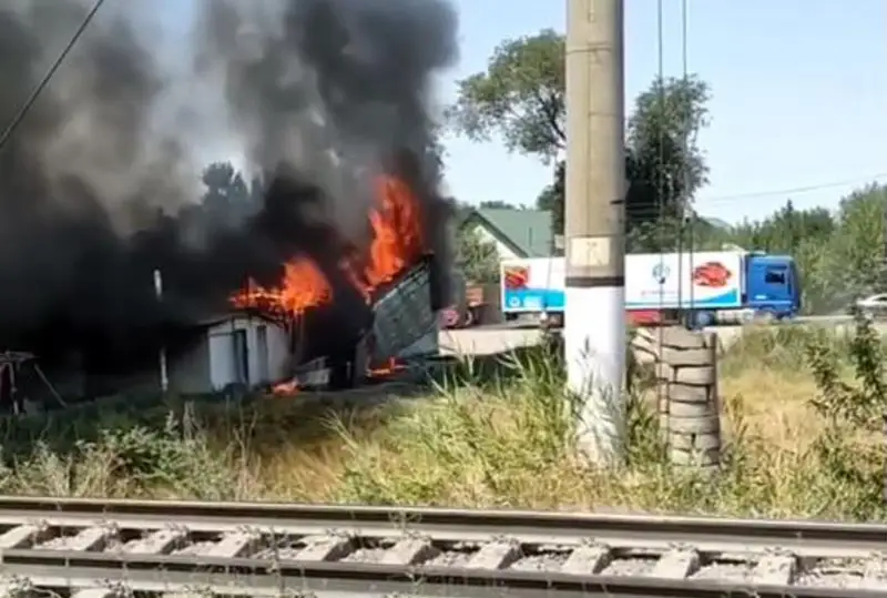 Пожар произошел недалеко от станции Чемолган в Алматинской области