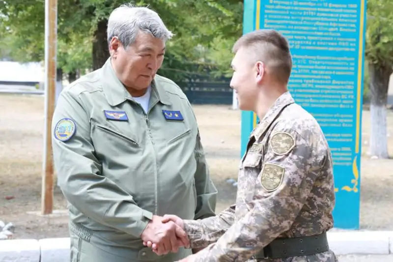 Тохтар Аубакиров встретился с личным составом авиационной базы Талдыкоргана