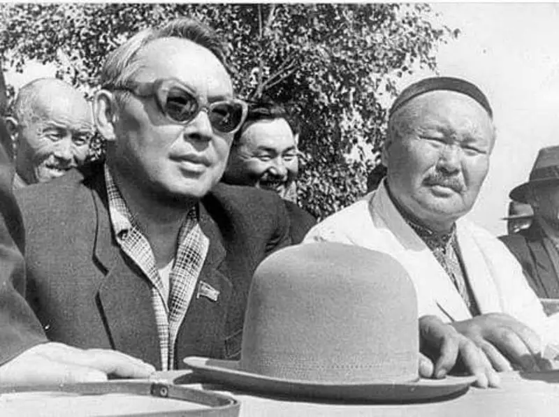 ەكى اسىلدىڭ سىنىعى قالاي ءومىر ءسۇرىپ جاتىر