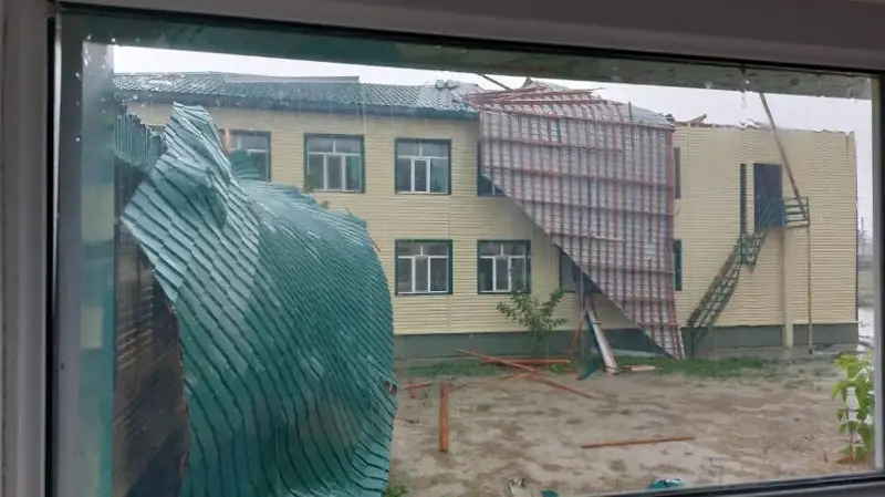 Atyraýda qatty jel mekteptiń shatyryn ushyryp áketti