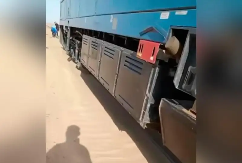 Скорость движения поездов снизили из-за угрозы заноса песком рельсов в Мангистауской области