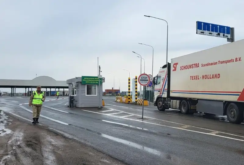 Sanktsııa salynǵan taýarlar Qazaqstan arqyly Reseıge jetkizilmes úshin ne istelip jatyr