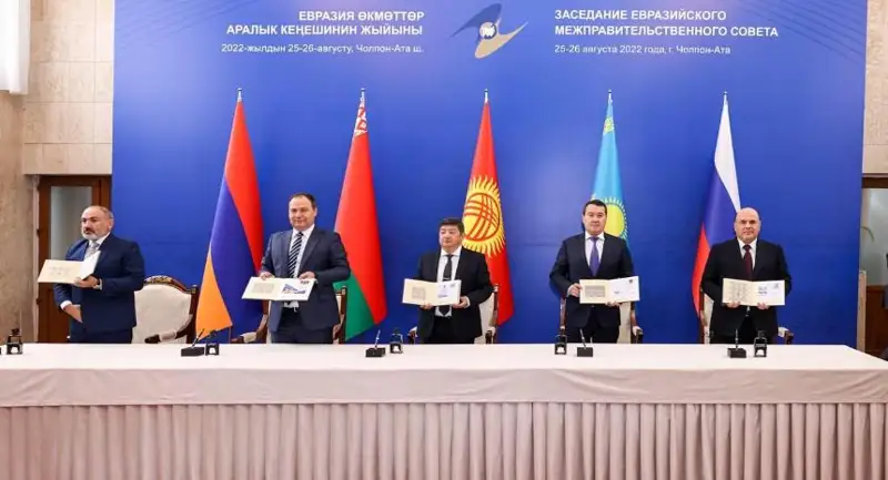 Álıhan Smaıylov EEK 10 jyldyǵyna arnalǵan poshta markalaryna mór basý rásimine qatysty