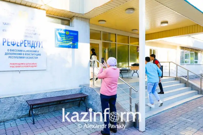 Голосование проходит на 9 964 участках референдума