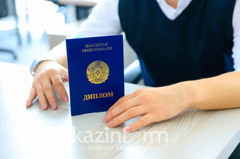 Semeıdegi ýnıversıtet túlekteri dıplomda ketken qateniń saldarynan jumysqa tura almaı júr