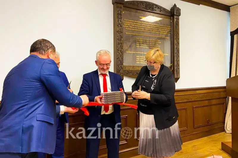 نوۆوسىبىردىڭ بۇرىنعى ۆيتسە-گۋبەرناتورى ءاليحان بوكەيحانوۆ تۋرالى كىتاپ جازدى - فوتو