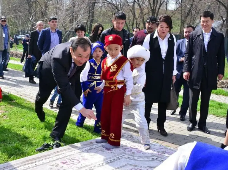 Шымкенттің балалары шомылу маусымын бастап жіберді