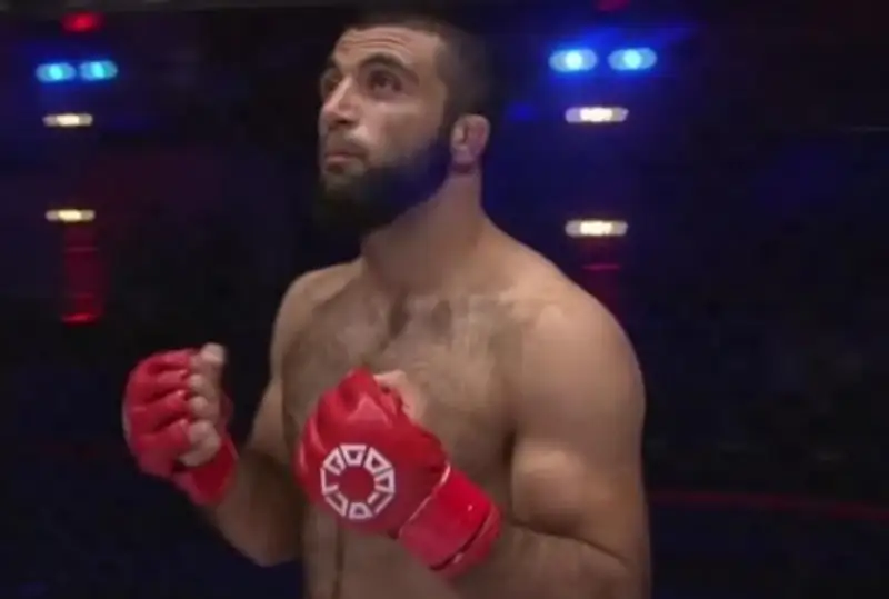 Победой 20-летнего казахстанца начался турнир по смешанным единоборствам в Алматы