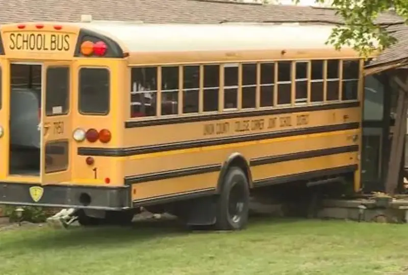 Школьный автобус с 30 учениками врезался в дом в штате Индиана
