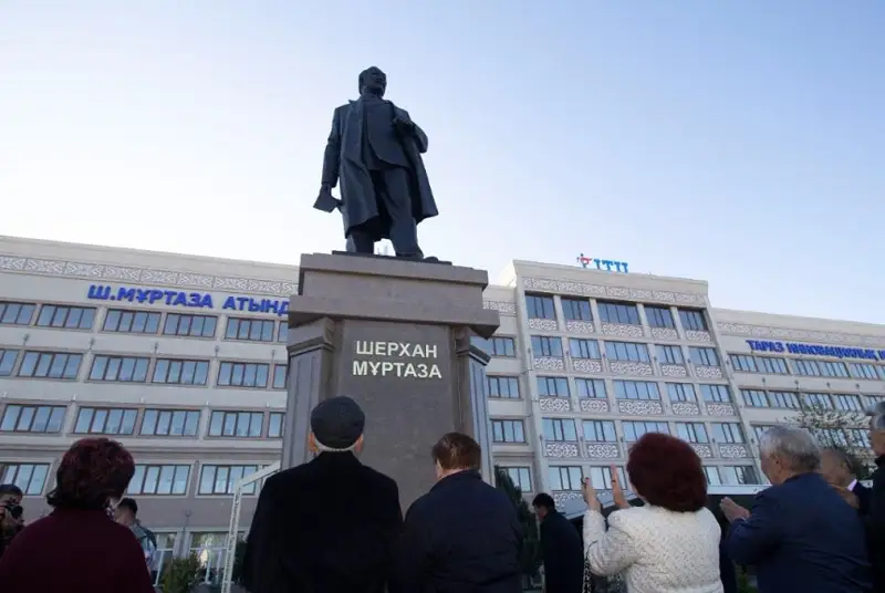 Памятник народному писателю Шерхану Муртазе открыли в Таразе