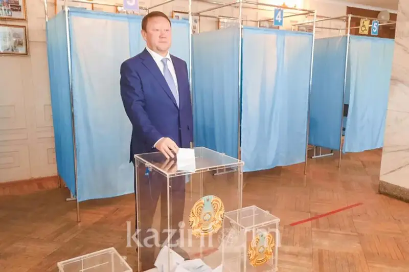 Аким СКО проголосовал на выборах Президента РК