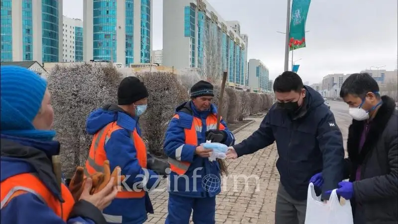 ەلوردالىق كاسىپكەر تۇرعىندارعا تەگىن ماسكا تاراتتى