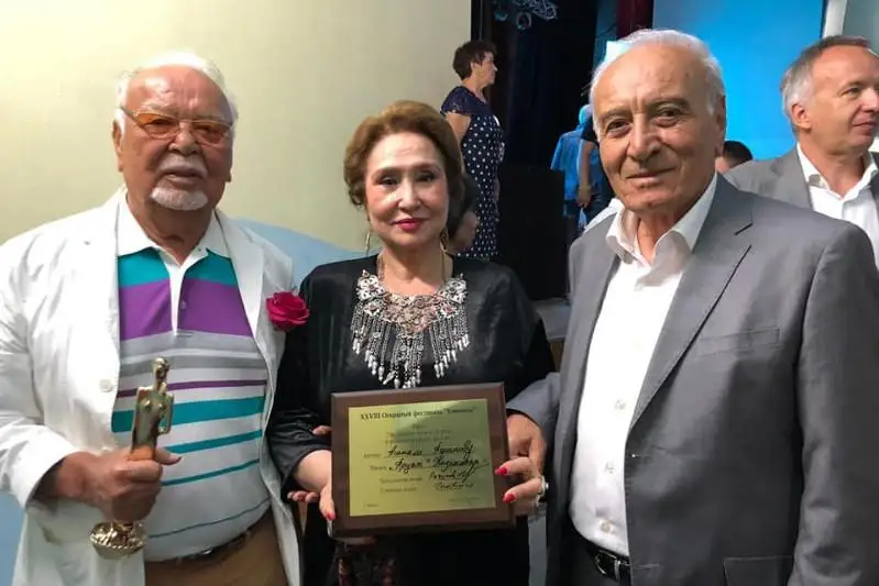 اناپا كينوفەستيۆالى: ءاسانالى ءاشىموۆ «ەڭ ۇزدىك ەر ادام بەينەسى» جۇلدەسىن يەلەندى