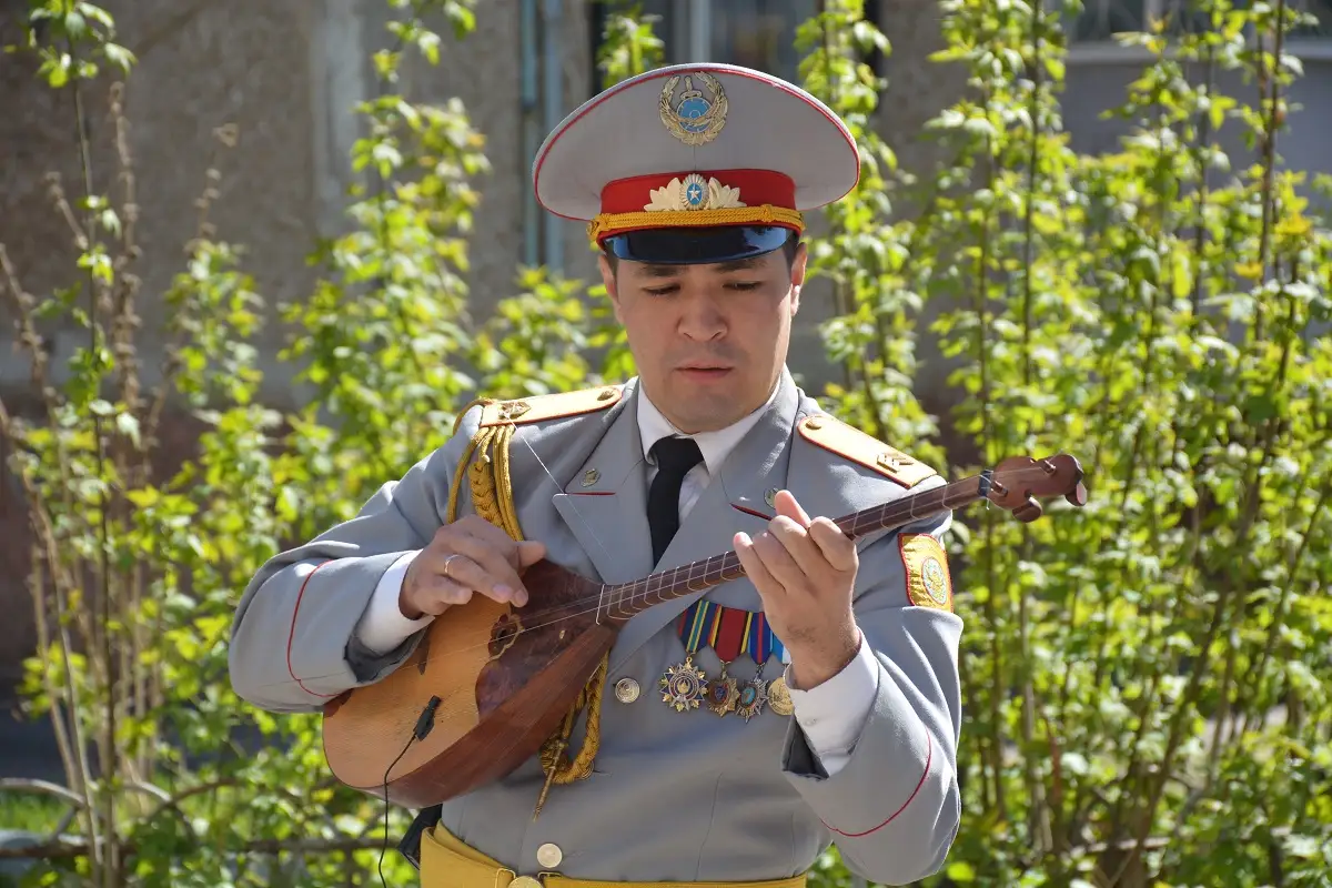 Концерт во дворе дома устроили для ветерана полицейские СКО