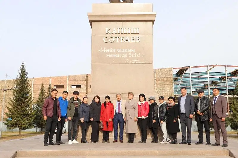 Qanysh Sátpaev eskertkishi granıt syntastar kompozıtsııamen tolyqty