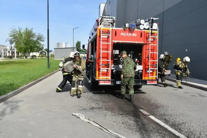 Пожарные провели учение в крупном ТРЦ Тараза