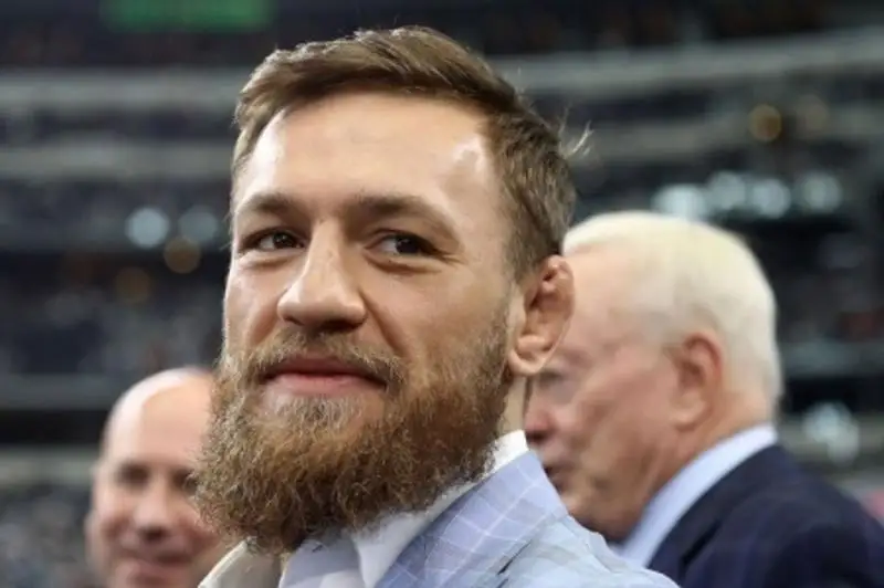 كونور ماكگرەگور مۇگەدەك ارباسىندا وتىرىپ جەكپە-جەككە شىقپاق