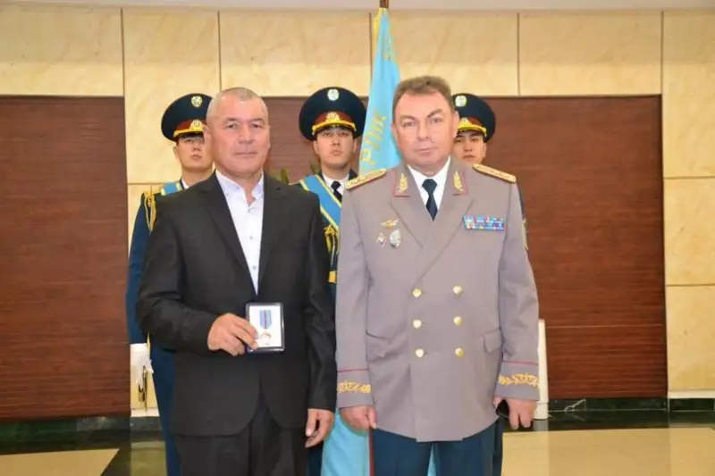 Спасшего двоих детей из горящего дома в Акмолинской области мужчину наградили в МЧС