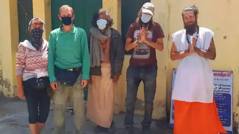 ءۇندىستانداعى ۇڭگىردە تۋريستەر ءبىر ايعا جۋىق تۇرعان