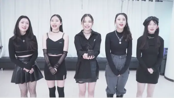 قازاق قىزى كورەيا ساحناسىن باعىندىرۋدا